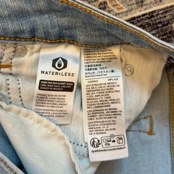 Levi’s 711 Skinny Women’s Jeans Light Wash Distressed Hem Size 29 - Picture 12 of 16